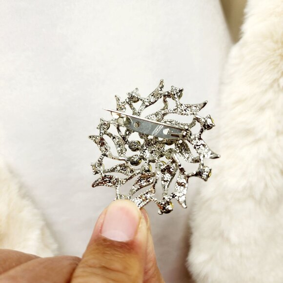 Vintage-Inspired Ivory Faux Fur Bridal Wrap With Rhinestone Brooch - Picture 7 of 12